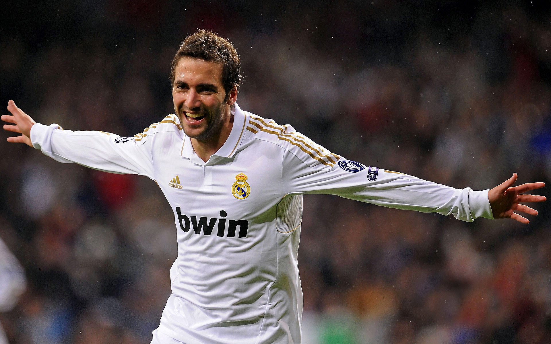 开云-欧冠血脉压制？佛罗伦萨铁血磨盘，碾过中国足球的技术幻觉